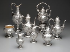 Wasserkessel auf Ständer, Kaffeekanne, Schokoladenkanne, Abfallbehälter, Zuckerdose, Milchkrug, Sahnekrug und Kannen, ca. 1851 von John Chandler Moore