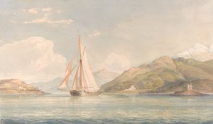 Boot segelt nach links mit Bergen im Hintergrund