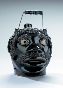Braun glasierte und mit Krautdekor verzierte Gesichtskrug, Stine Pottery, White Cottage, Ohio von John Dollings