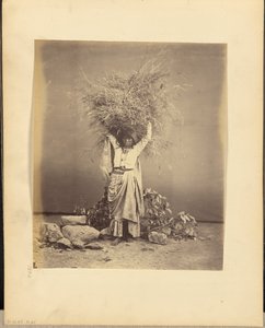 Indische Bäuerin mit Zweigen auf dem Kopf von John Edward Saché