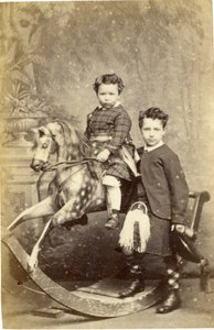 Mädchen auf Schaukelpferd mit Junge im Kilt stehend, 1860er Jahre von John Horsburgh