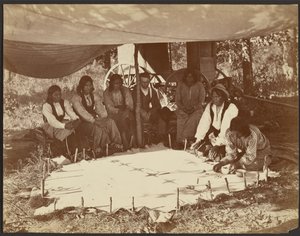 Kiowas bemalen ein Gewand / Fort Sill. I.T. von John K. Hillers