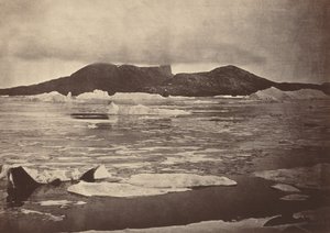 Die Arktischen Regionen: Nr. 92.* Der Teufelsdaumen teilweise in Nebel gehüllt, mit dem ersten Treibeis aus dem Pack, das zum Land gedrängt wurde, aus dem wir durch einen schmalen Kanal entkamen; wären wir eingeschlossen worden, hätten wir... von John L. Dunmore, and George P. Critcherson