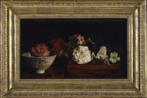 Blumen in japanischem Tablett auf Mahagonitisch von John La Farge or Lafarge