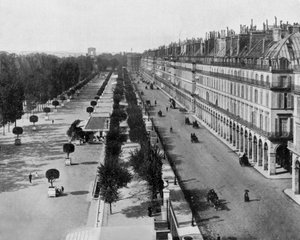 Rivoli-Straße in Paris, links: Tuileriengarten, im Hintergrund: Triumphbogen, ca. 1900