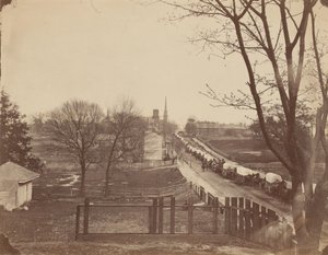 Zug von Armeewagen, die Petersburg, Virginia, betreten