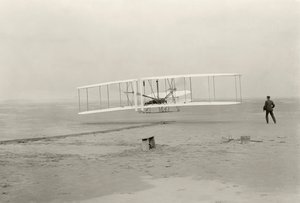 Der Wright Flyer I macht seinen ersten Flug von 120 Fuß in 12 Sekunden in Kitty Hawk, North Carolina von John T. Daniels