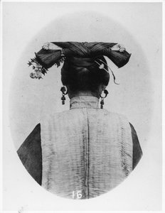 Rückansicht der Frisur einer verheirateten Manchu-Matrone, ca. 1867-72