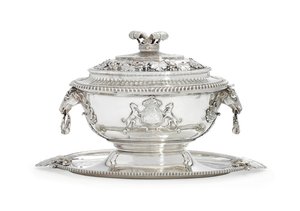 George III Suppenterrine, Deckel, Stand und Einsatz