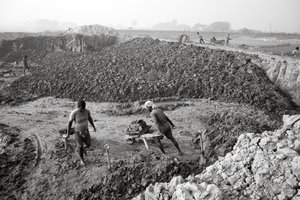 Ziegelfabriken in Kolkata, Indien, 2016 von Jon Nicholson