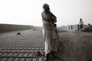 Ziegelfabriken in Kolkata, Indien, 2016 von Jon Nicholson