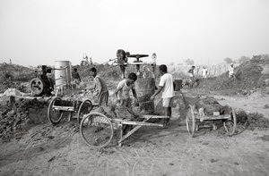 Ziegelfabriken in Kolkata, Indien, 2016 von Jon Nicholson
