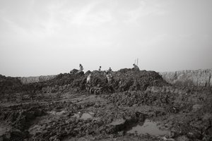 Ziegelfabriken in Kolkata, Indien, 2016 von Jon Nicholson