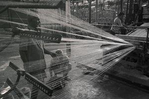 Jutefabrik, Kolkata, Indien, 2017 von Jon Nicholson