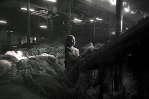 Jutefabrik, Kolkata, Indien, 2017 von Jon Nicholson