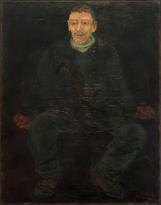 Sitzender Mann im blauen Anzug