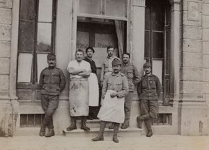 Album "Meine Weltkriegs-Erinnerungen Südwestfront (Kärnten, Italien, Südtirol) 31/03/1915-12/11/1918 - Josef Zohles Wien": Gruppenporträt vor... (s/w Foto)