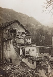 Album "Meine Weltkriegs-Erinnerungen Südwestfront (Kärnten, Italien, Südtirol) 31/03/1915-12/11/1918 - Josef Zohles Wien": Trümmer eines Hauses (s/w Foto) von Josef Zohles