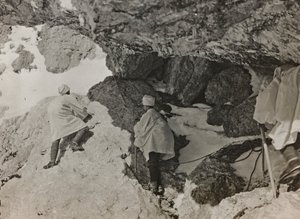 Album "Meine Weltkriegs-Erinnerungen Südwestfront (Kärnten, Italien, Südtirol) 31/03/1915-12/11/1918 - Josef Zohles Wien": Militärbunker in den Bergen (s/w Foto)