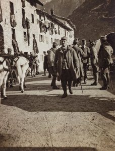 Album "Meine Weltkriegs-Erinnerungen Südwestfront (Kärnten, Italien, Südtirol) 31/03/1915-12/11/1918 - Josef Zohles Wien": Soldaten in Chiusaforte (s/w Foto) von Josef Zohles