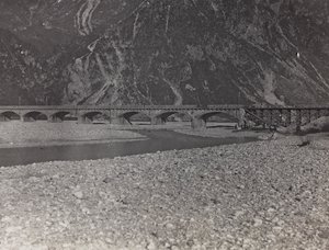 Album "Meine Weltkriegs-Erinnerungen Südwestfront (Kärnten, Italien, Südtirol) 31/03/1915-12/11/1918 - Josef Zohles Wien": Militärbrücke über den Tagliamento (s/w Foto) von Josef Zohles
