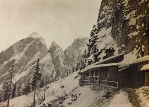 Album "Meine Weltkriegs-Erinnerungen Südwestfront (Kärnten, Italien, Südtirol) 31/03/1915-12/11/1918 - Josef Zohles Wien": Militärbaracken in den Alpen (s/w Foto) von Josef Zohles