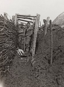 Album "Meine Weltkriegs-Erinnerungen Südwestfront (Kärnten, Italien, Südtirol) 31.03.1915-12.11.1918 - Josef Zohles Wien": Schützengraben (s/w Foto)