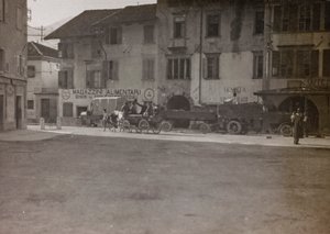 Album "Meine Weltkriegs-Erinnerungen Südwestfront (Kärnten, Italien, Südtirol) 31.03.1915-12.11.1918 - Josef Zohles Wien": Militärfahrzeuge auf einem Platz (s/w Foto)