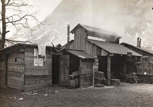 Album "Meine Weltkriegs-Erinnerungen Südwestfront (Kärnten, Italien, Südtirol) 31.03.1915-12.11.1918 - Josef Zohles Wien": Militärbaracken in den So (s/w Foto) von Josef Zohles
