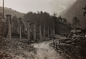 Album "Meine Weltkriegs-Erinnerungen Südwestfront (Kärnten, Italien, Südtirol) 31.03.1915-12.11.1918 - Josef Zohles Wien": Trümmer (s/w Foto) von Josef Zohles