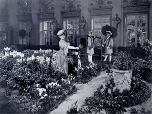 Rejane (Gabrielle Charlotte Reyu) (1856-1920), französische Komödiantin, die in einem Stuhl ankommt, um ein Ballkostüm in New York im Jahr 1905 zu tragen