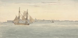 Einzelner Schoner (?) Ein weiteres Segelschiff gegen die Silhouette der Stadt im Hintergrund