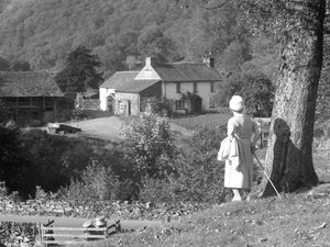 Eine Frau steht neben einem Baum mit dem Rücken zur Kamera und blickt auf Yew Tree Farm von Joseph Hardman