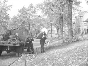 Lkw auf der Straße mit zwei Kohlenmännern, die Kohlesäcke tragen