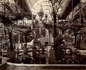 Der Kristallpalast in London: Innenansicht des nördlichen Querschiffs, ca. 1870 von Joseph Paxton