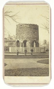 Ohne Titel (Steinturm mit Jungen) von Joshua Appleby Williams