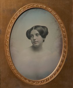 Junge Frau mit in zwei Dutt gestyltem Haar, 1850er Jahre. Schöpfer: Josiah Johnson Hawes, Albert Sands Southworth
