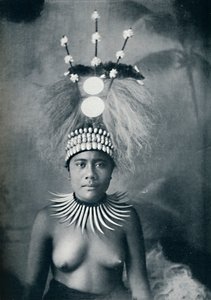 Eine samoanische Frau mit einem Kragen aus Pottwalzähnen und einem zeremoniellen Kopfschmuck, 1902