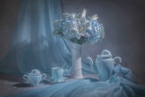 Sanftes blaues Tee-Stillleben von Joyce Guojun Ma