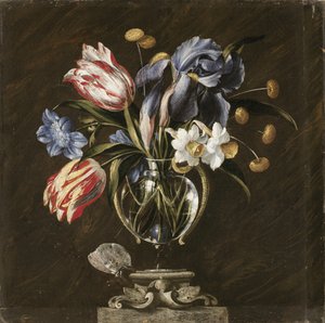 Tulpen, Narzissen, Schwertlilien und andere Blumen in einer Glasvase auf einem skulptierten Stand, mit einem Schmetterling