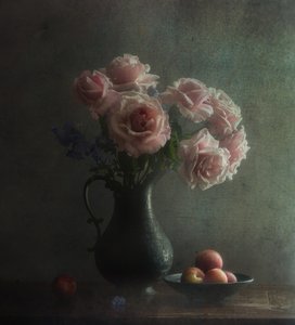 Stimmungsvolle Rosa Rosen und Pfirsiche