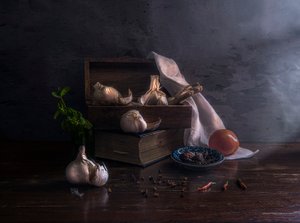 Rustikaler Knoblauch Stillleben
