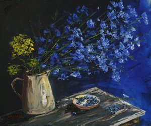 Lebhaftes blaues Stillleben