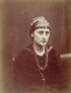 Porträt einer Frau mit zwei Halsketten von Julia Margaret Cameron