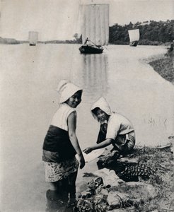 Eine Wäscherei am Flussufer, ca. 1900, 1921