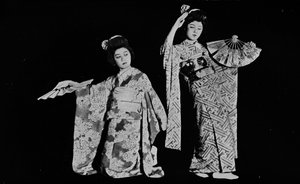 Tanzmädchen Kimi-chiyo, die fast jede japanische Party in Tokio besucht, um 1900, 1921