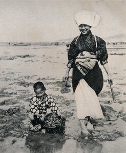 Muscheln graben bei Ebbe in der Bucht von Tokio, um 1900, 1921
