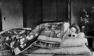 Saki, die Haushälterin schläft auf einer Matratze mit hartem Kissen unter einem gesteppten Kimono, um 1900, 1921