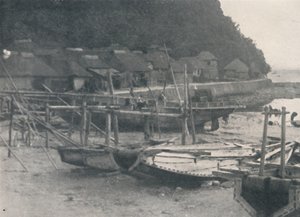 Tai-no-ura - Kleine Häuser am Rand des Sandes mit Fischerbooten, ca. 1900, 1921