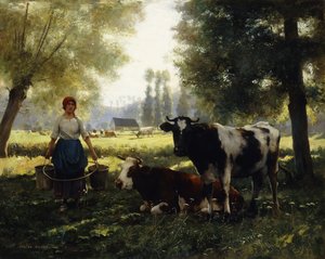 Eine Milchmagd mit ihren Kühen an einem Sommertag